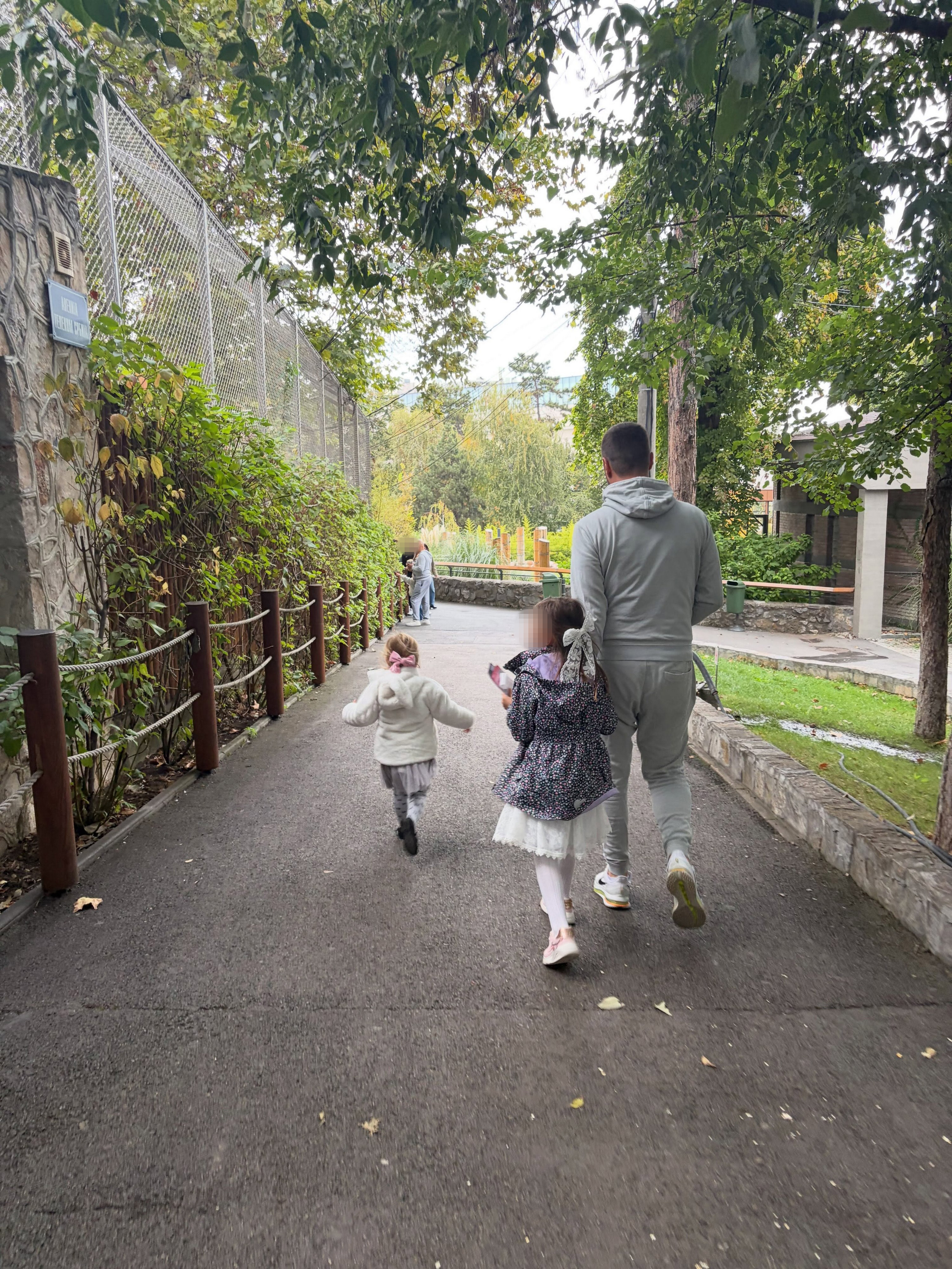 Kakva idila! Luna i Marko odveli ćerke u zoo vrt: Devojčice oduševljene, maze životinje i voze se na vrtešci