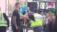 Mahir skočio preko stola na Marka Osmakčića, obezbeđenje ga jedva savaladalo: "Nekrofilu, lažirao si..."
