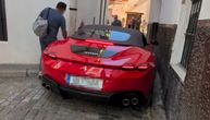 Seo u Ferrari, pa se zaglavio u uskoj ulici: Prolaznici u neverici, a mreže gore od komentara