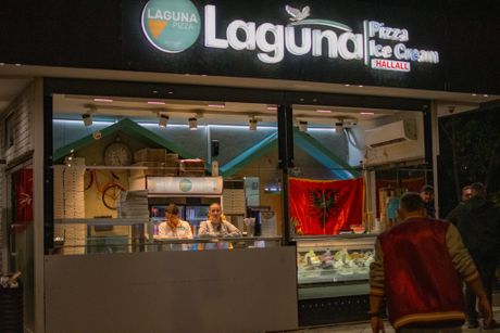 Laguna, brza hrana, Tirana, protesti