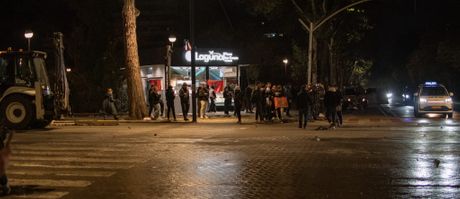 Laguna, brza hrana, Tirana, protesti