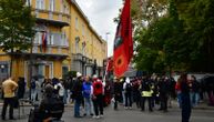 Telegraf u Tirani: Ne može bez mržnje! Na počasnom mestu na protestu i zastava OVK