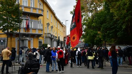Protesti u Tirani, zastava OVK/UČK