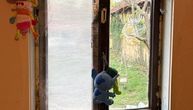 U ovoj kući kod Leskovca Maksimovići dočekuju zimu: Bolesna majka nema ni šporet, decu hrani sa 20.000 dinara!
