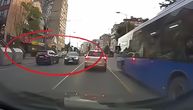 Za dlaku izbegnuta tragedija na Banovom Brdu! Pogledajte kako bahati vozač ugrožava sve pred sobom (SNIMAK)