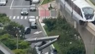 VOZAČI GLEDALI SMRTI U OČI: Kran pao na vijadukt, naleteo voz pun putnika, tone metala pale na automobile