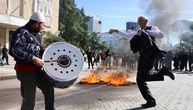 Opšte rasulo u Tirani: Kamenice letele na ministarstvo, policija iskoristila vodene topove