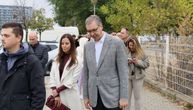 Tamara Vučić u posebnom izdanju na glasanju: Bela kombinacija i bordo torba odmah privukle poglede