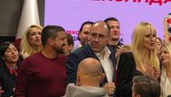 Novi snimak iz štaba SNS: Brnabić ogrnuta zastavom, Vučević bez sakoa, pevaju i grle se