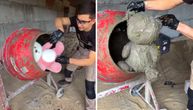 Uzeo plišanog medu i potopio ga u beton, pa od toga napravio roštilj