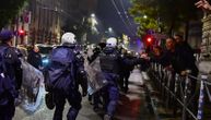 Slika večeri: Policajac pozdravlja jednog od učesnika slavlja na ulici u Beogradu