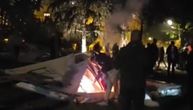 Telegraf ušao u ostatke "Ćacilenda": Građani srušili ogradu, sad cepaju šatore i pale baklje nad njima