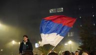 Jedan čovek je na Slaviji iznenadio sve, slavio pobedu studenata sa porodicom, Grobari ga obožavaju