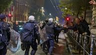 Slika večeri: Policajac pozdravlja jednog od učesnika slavlja na ulici u Beogradu
