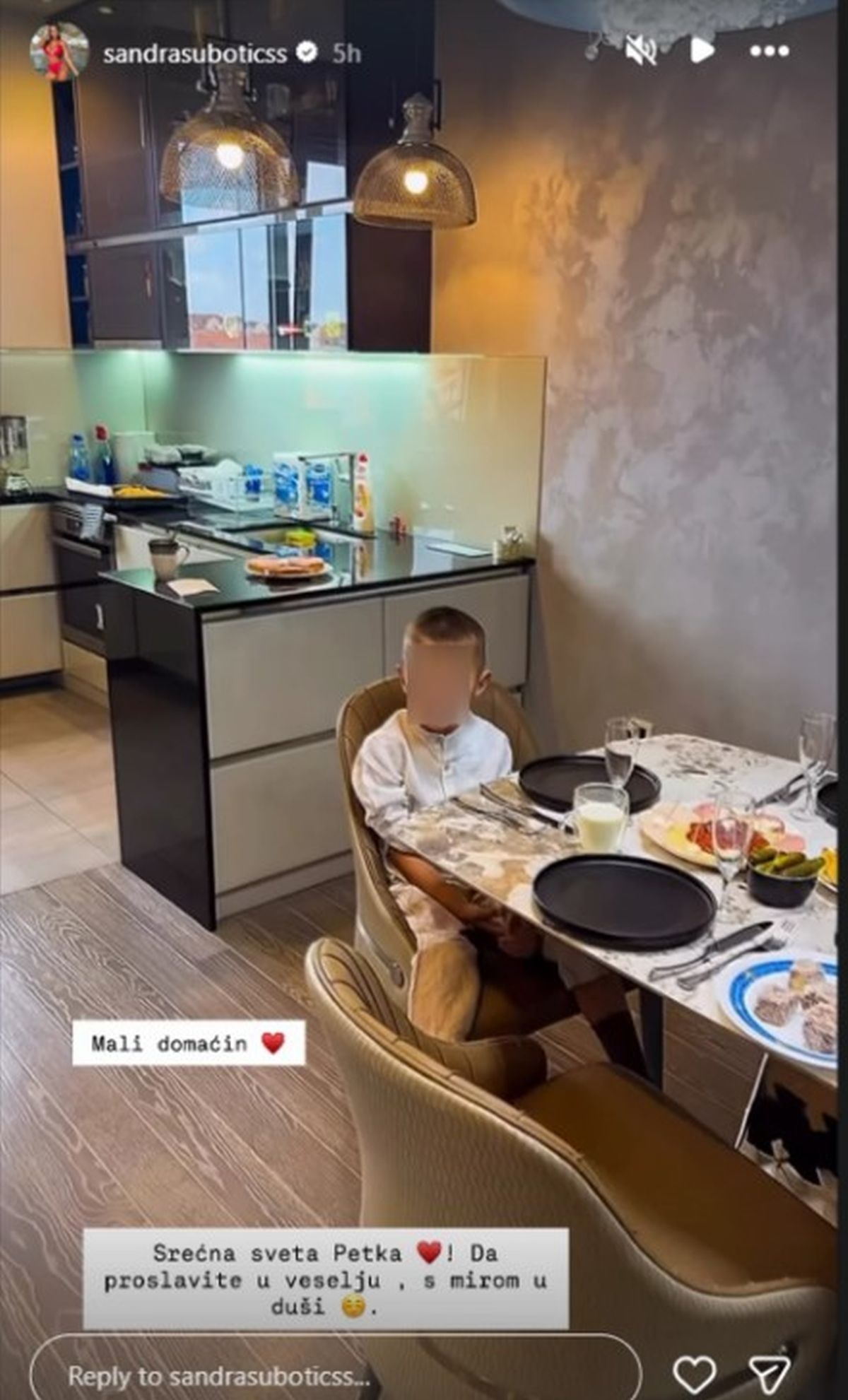Pobega od rijalitija i rodila sina 23 godine starijem, sada s njim u luks penthausu slavi Sveta Petku