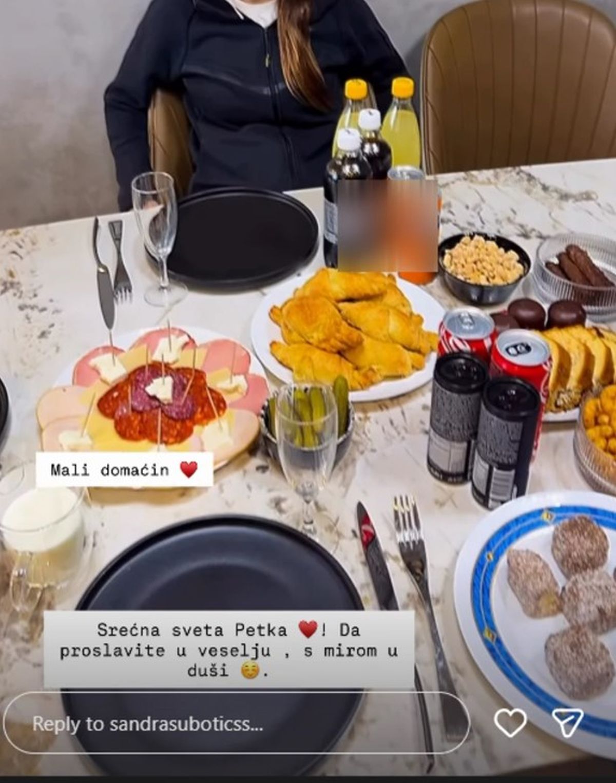 Pobega od rijalitija i rodila sina 23 godine starijem, sada s njim u luks penthausu slavi Sveta Petku