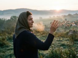 Starija žena, selo