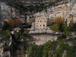 Manastir nad provalijom