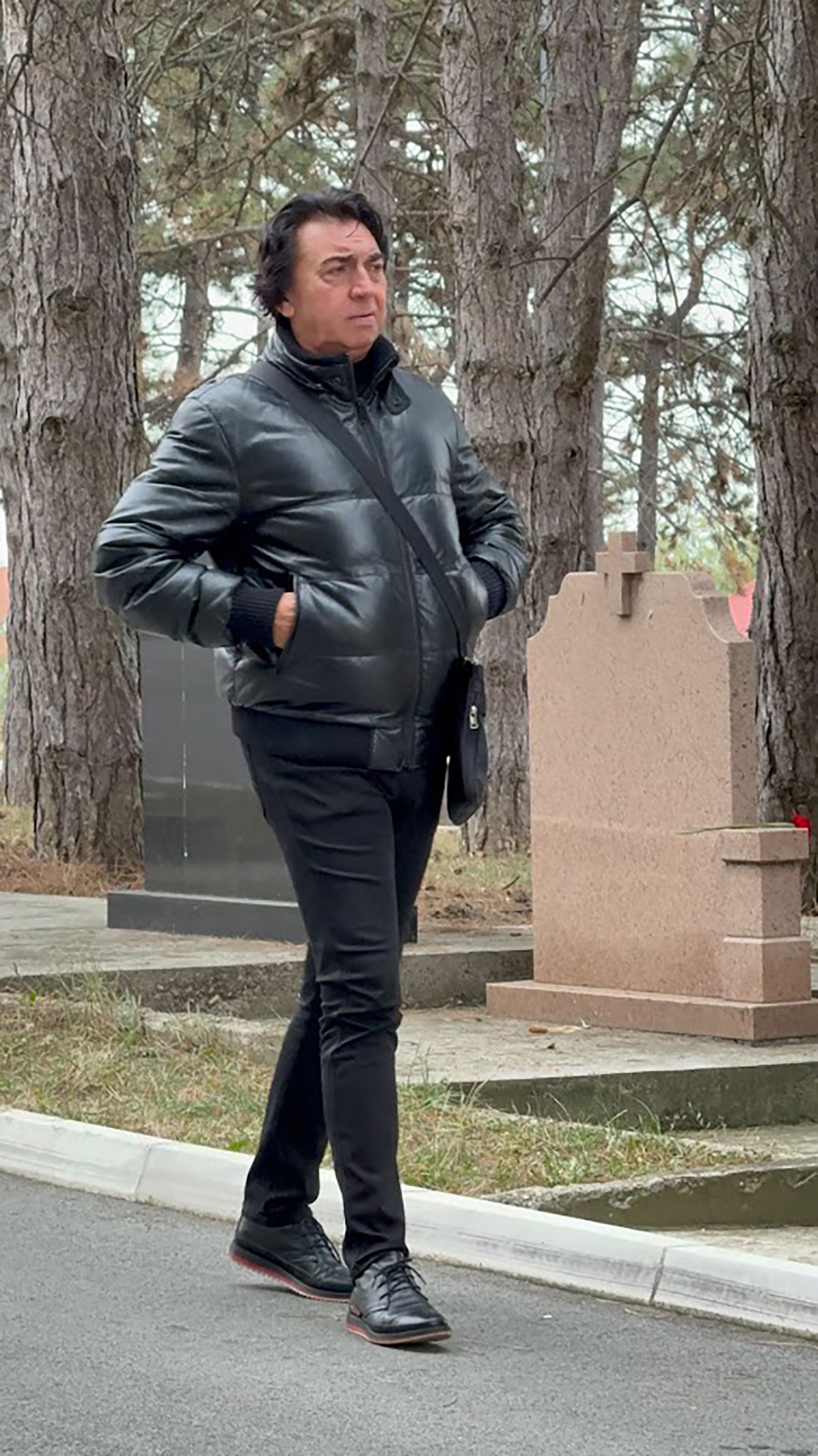 Estrada se oprašta od Tutunovića: Jovana Tipšin utučena nosi sveću, Miloš Bojanić stigao na sahranu sa ženom
