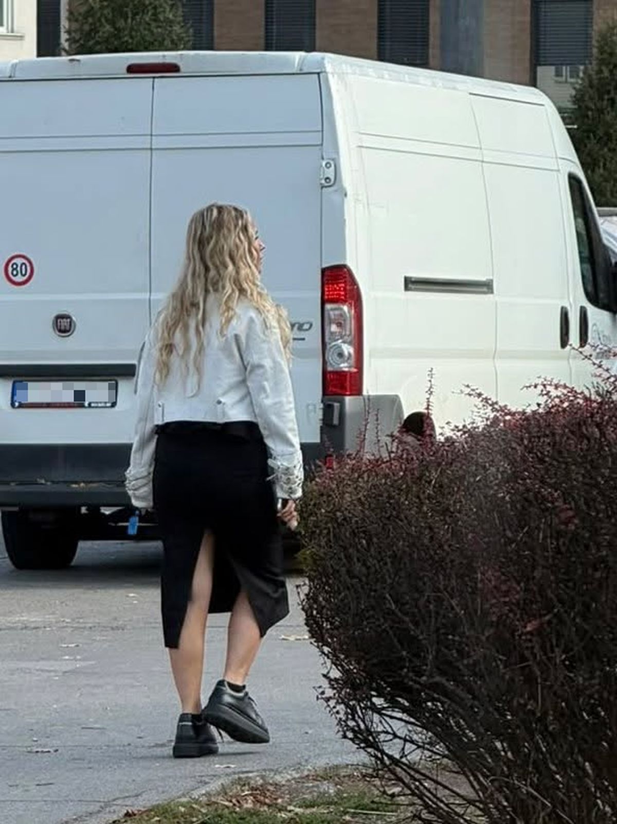 Snimili smo novu voditeljku Pink grupacije ispred zgrade na Dedinju: Dobila angažman od Mitrovića, vodi ovu emisiju