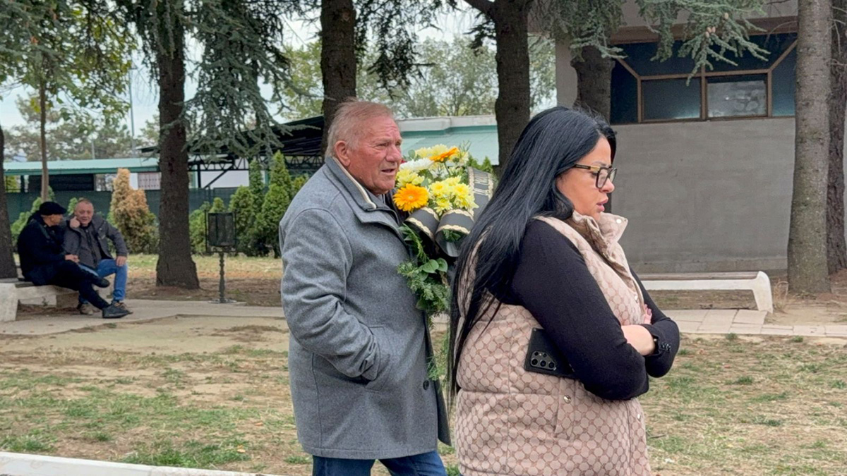 Estrada se oprašta od Tutunovića: Jovana Tipšin utučena nosi sveću, Miloš Bojanić stigao na sahranu sa ženom