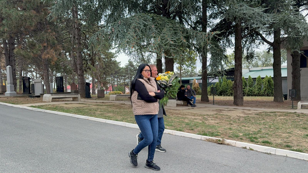 Estrada se oprašta od Tutunovića: Jovana Tipšin utučena nosi sveću, Miloš Bojanić stigao na sahranu sa ženom