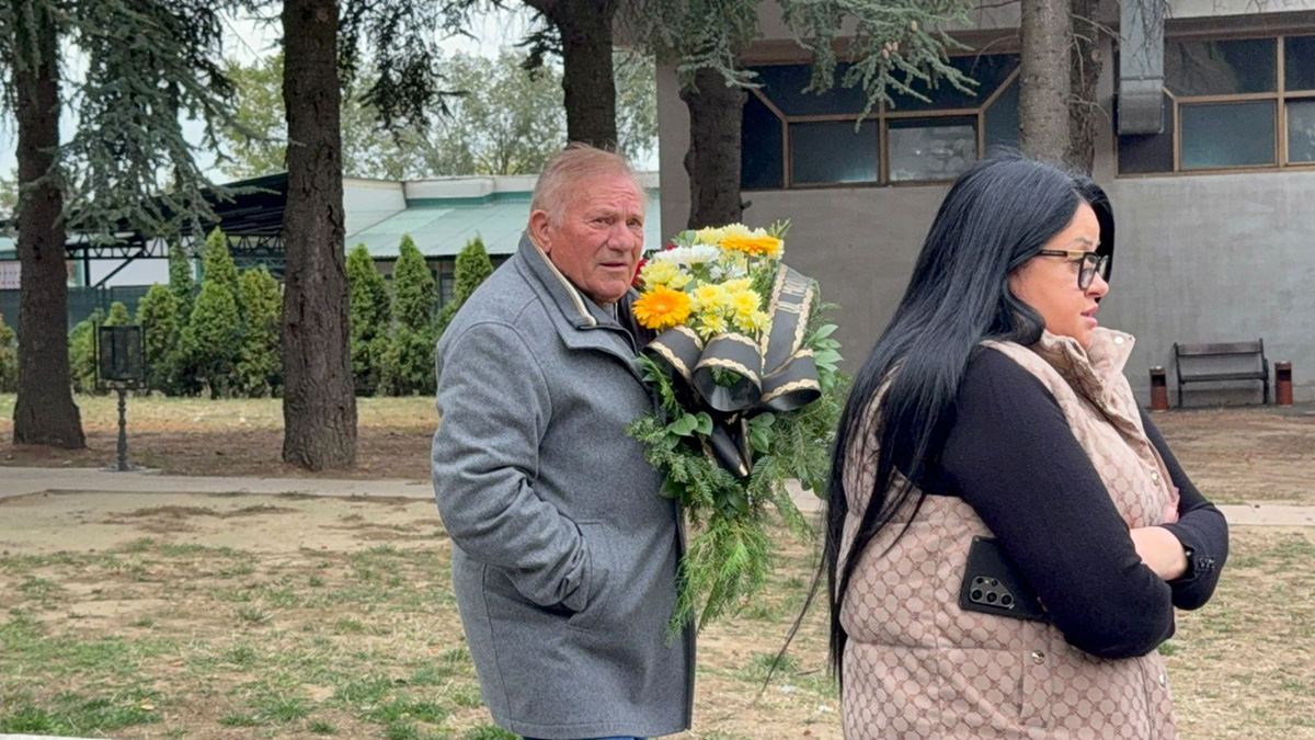 Estrada se oprašta od Tutunovića: Jovana Tipšin utučena nosi sveću, Miloš Bojanić stigao na sahranu sa ženom